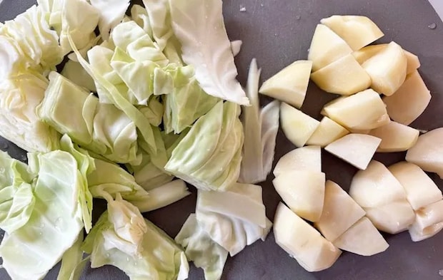 『たっぷり野菜のコンソメスープ』を作る写真（撮影：エニママ）