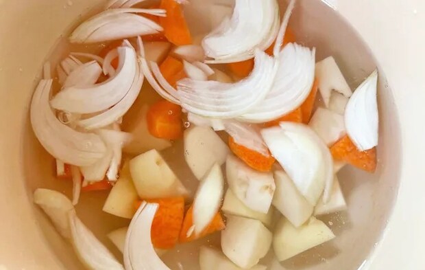 『たっぷり野菜のコンソメスープ』を作る写真（撮影：エニママ）