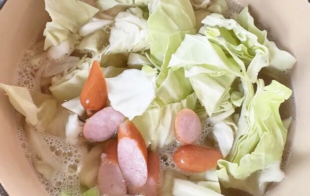 『たっぷり野菜のコンソメスープ』を作る写真（撮影：エニママ）