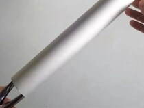 キッチンペーパーの『芯』は捨てないで！　トングを差し込んだら「目からウロコ」