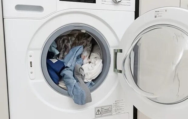 洋服の入った洗濯槽の写真（撮影：Heulie）