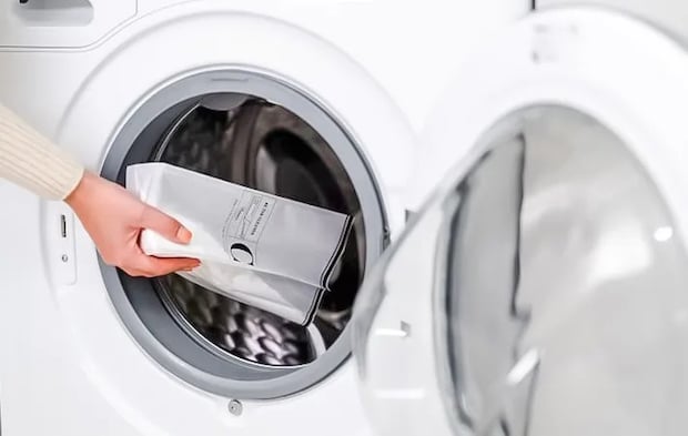 洗濯槽に洗剤を入れる写真（撮影：Heulie）