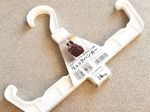 100均の『リュックハンガー』　じゃない使い方に「ストレスが減った」「部屋が広くなった気がする」