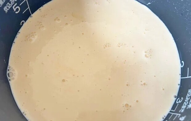 『炊飯器でプリン』を作る写真（撮影：エニママ）