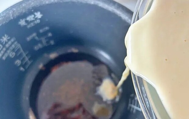 『炊飯器でプリン』を作る写真（撮影：エニママ）