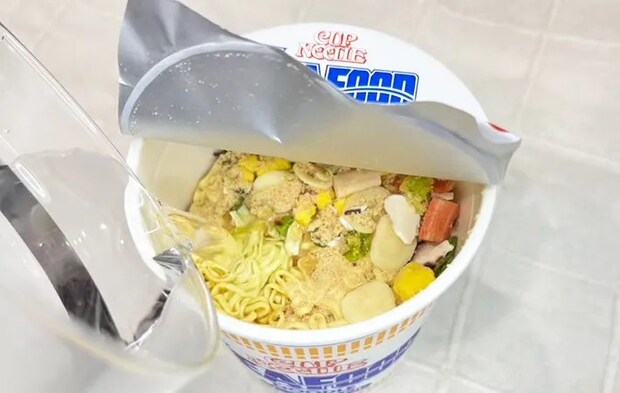 『シーフードヌードル×シュークリーム』を作る写真（撮影：キジカク）