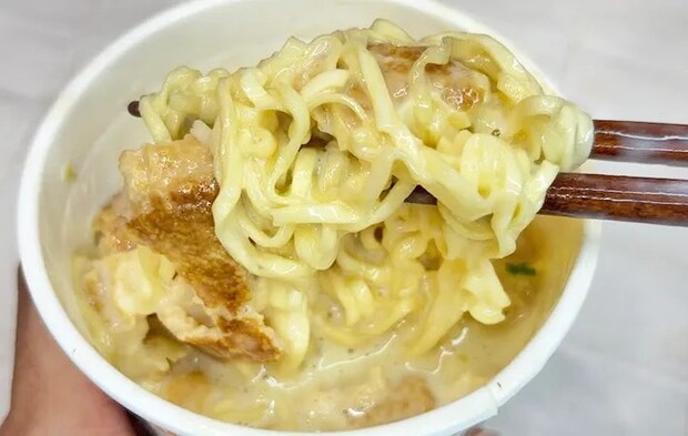 『シーフードヌードル×シュークリーム』の完成写真（撮影：キジカク）