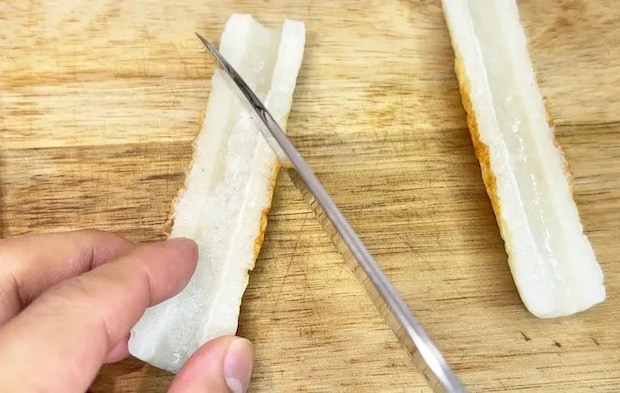 『冷凍ちくわのイカ焼き』を作る写真（撮影：キジカク）