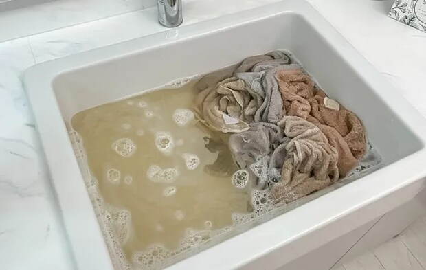 タオルをつけ置き洗いしている写真（撮影：Heulie）