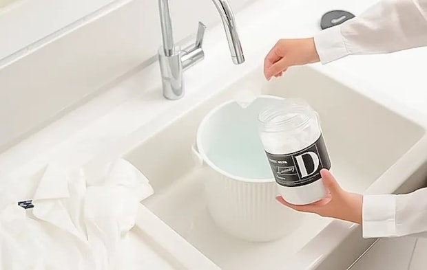 バケツに洗剤を入れる写真（撮影：Heulie）