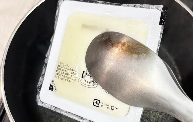 『パックごと豆腐を茹でる』写真（撮影：キジカク）