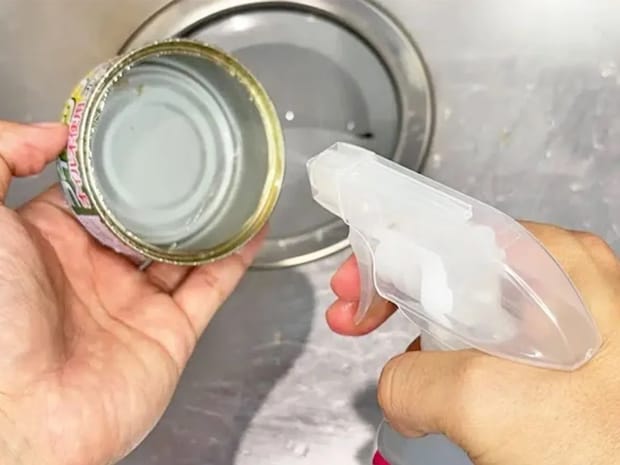 ツナ缶の後片づけが面倒な時は? 『ダイソー』スプレーの使い方に「ストレスが解消された!」