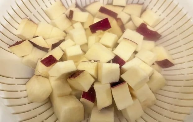 『塩キャラメルさつまいも』を作る写真（撮影：エニママ）