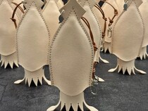 スルメイカのキーケースが本物みたいに『焼ける』？　経年変化した姿に「最高の育ち具合」