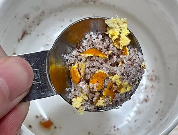 ミカンの皮と調味料を混ぜる写真（撮影：grape編集部）