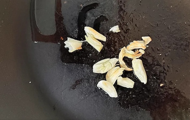 ニンニクに焼き色がついた写真（撮影：エニママ）