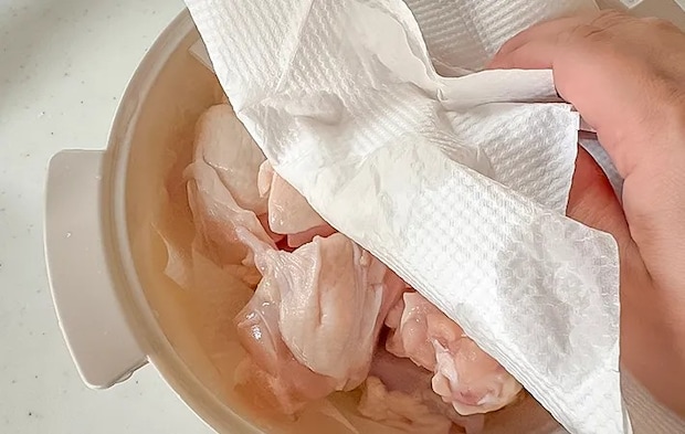 手羽元の水気を切っている写真（撮影：エニママ）