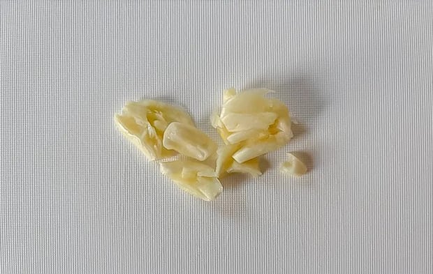 ニンニクを叩いて潰した写真（撮影：エニママ）