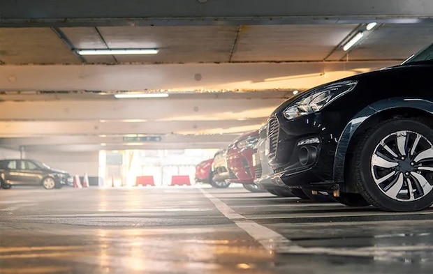 明るい駐車場の写真