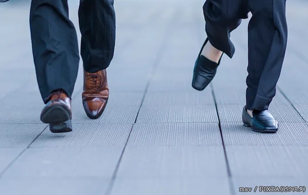 走る人の足元の写真