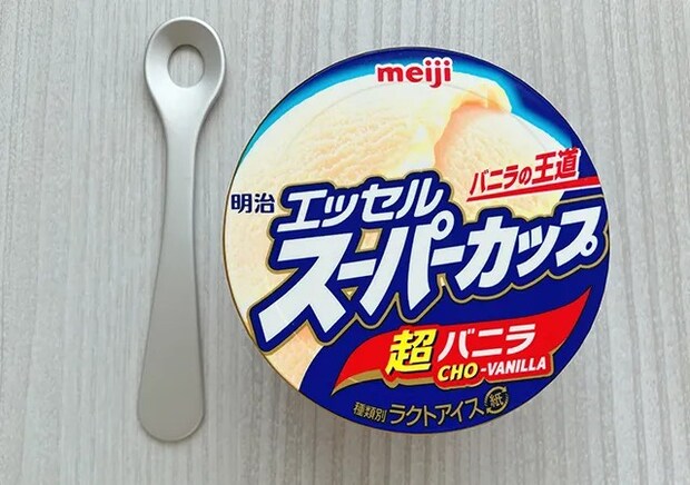 『アイスをホイップするスプーン』と『スーパーカップ』（撮影：grape編集部）