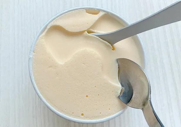 『アイスをホイップするスプーン』と『スーパーカップ』（撮影：grape編集部）