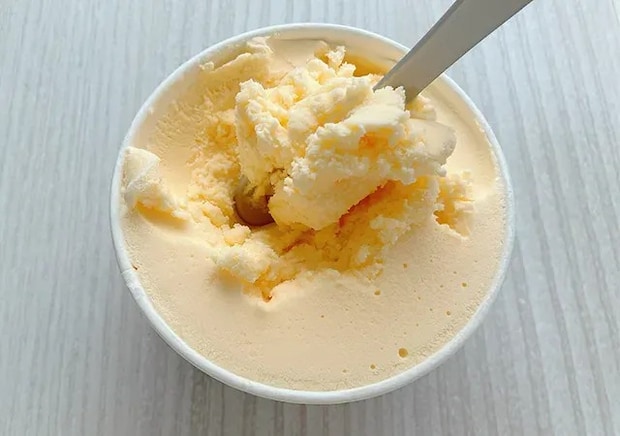 『アイスをホイップするスプーン』と『スーパーカップ』（撮影：grape編集部）