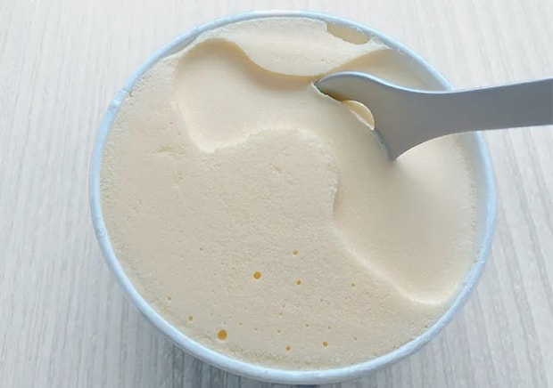 『アイスをホイップするスプーン』と『スーパーカップ』（撮影：grape編集部）