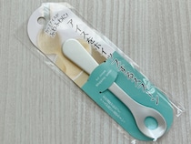 【ダイソー神グッズ】スプーンなのに穴が空いてる？　カップアイスに差してみると…