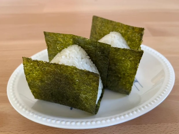 炊飯前に『大さじ1杯』入れてみて! 具材いらずの“味しみおにぎり”の作り方