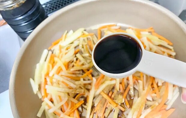 『にんじんと大根のきんぴら』を作る写真（撮影：エニママ）