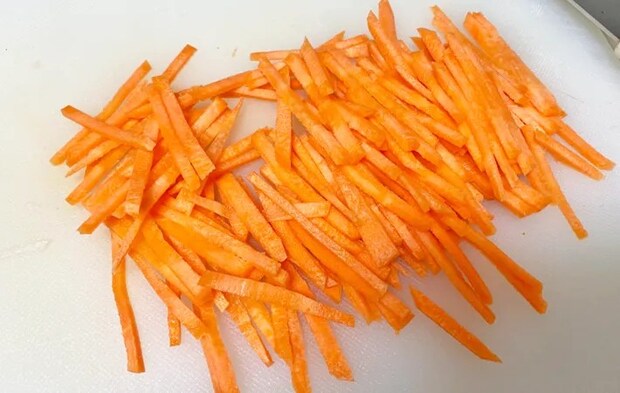 『にんじんと大根のきんぴら』を作る写真（撮影：エニママ）