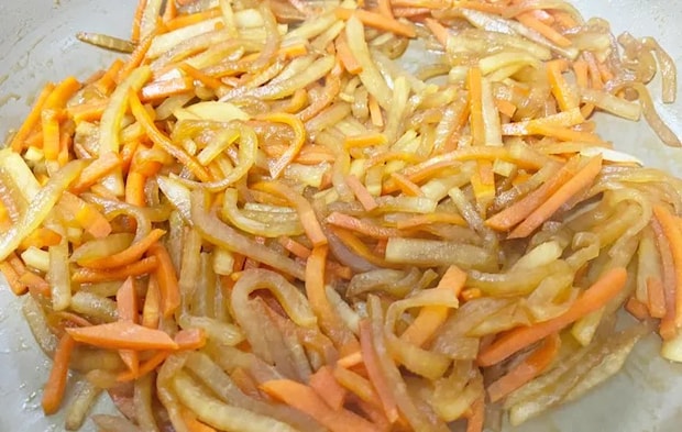 『にんじんと大根のきんぴら』を作る写真（撮影：エニママ）