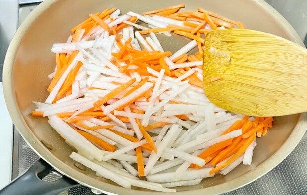 『にんじんと大根のきんぴら』を作る写真（撮影：エニママ）