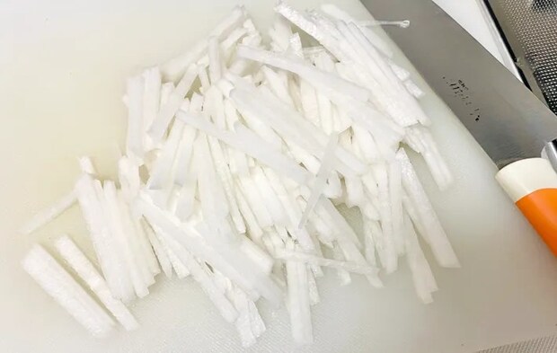 『にんじんと大根のきんぴら』を作る写真（撮影：エニママ）