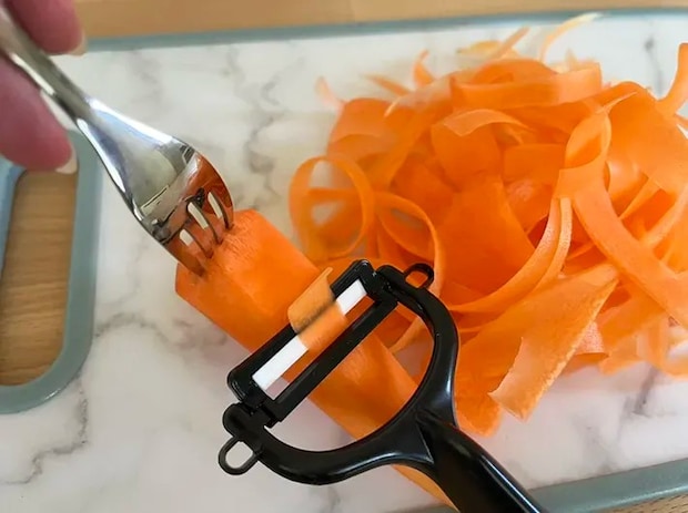 ピーラーで削っているニンジンの写真（撮影：grape編集部）