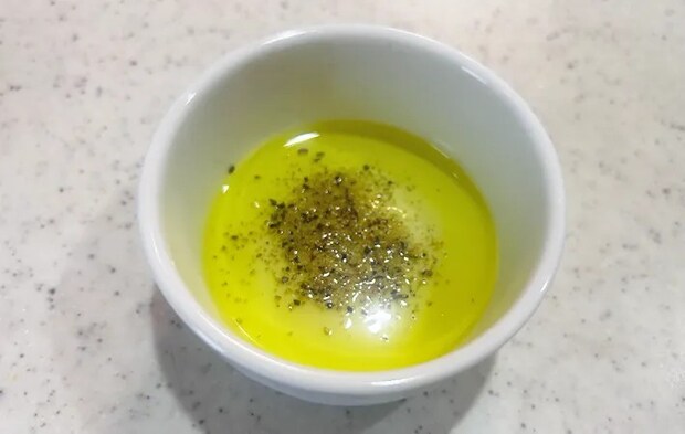 『オリーブオイル塩餅』を作る写真（撮影：エニママ）