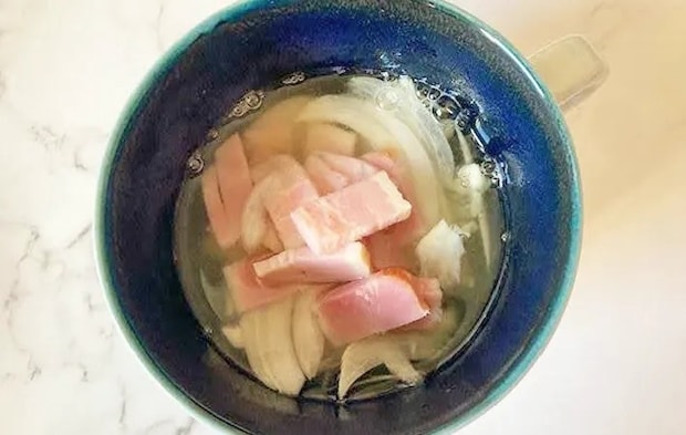 『食パンで作るオニオングラタンスープ』を作る写真（撮影：エニママ）