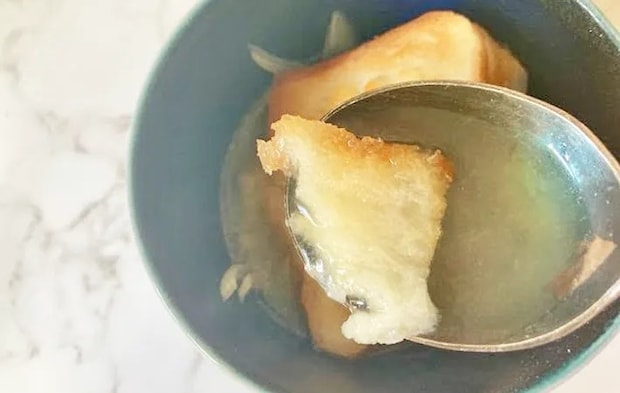 『食パンで作るオニオングラタンスープ』の完成写真（撮影：エニママ）