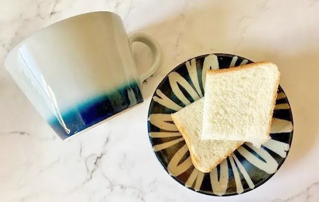 マグカップと食パンの写真（撮影：エニママ）