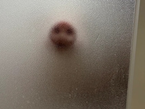 「心臓が止まるかと思った」　視線を感じる『入浴中』の写真、恐怖の正体は…