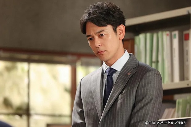 『ザ・ロイヤルファミリー』に出演する妻夫木聡さんが写る場面写真