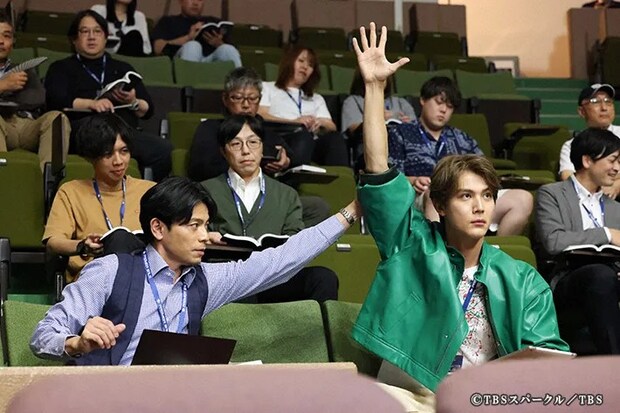 『ザ・ロイヤルファミリー』に出演する中川大志さんと吉沢悠さんが写る場面写真