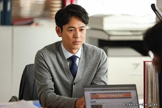 『ザ・ロイヤルファミリー』に出演する妻夫木聡さんが写る場面写真