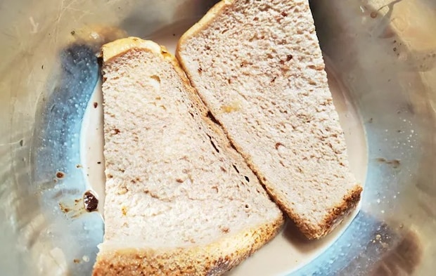 『“ミロ”のフレンチトースト バニラアイス添え』を作る写真（撮影：エニママ）