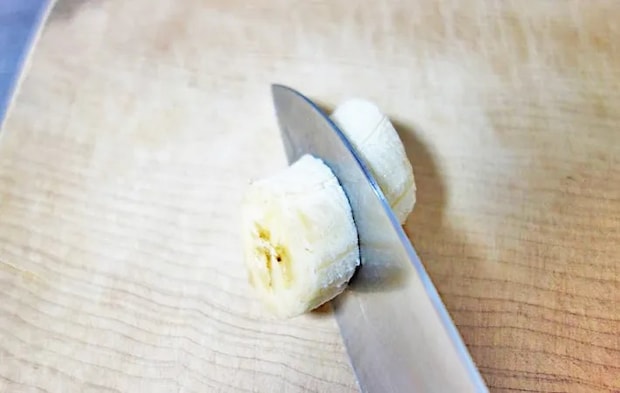 『チョコ＆バナナのもちスイーツ』を作る写真（撮影：エニママ）