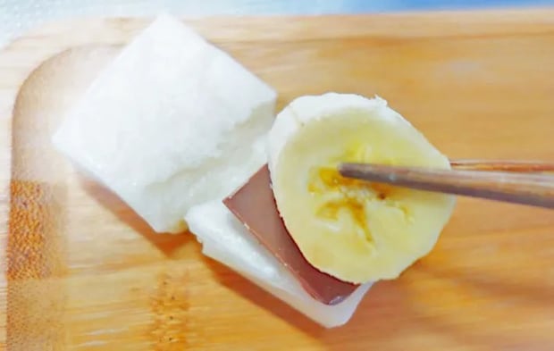 『チョコ＆バナナのもちスイーツ』を作る写真（撮影：エニママ）