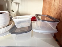 かさばる保存容器は『ブックエンド』で解決！　便利な『収納テク』に「スッキリした」