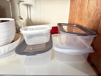 かさばる保存容器は『ブックエンド』で解決！　便利な『収納テク』に「スッキリした」