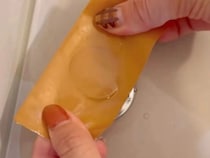 浴槽の排水栓ボタンに『ガムテープ』を貼ると？　結果に「快感！」「知らなかった」